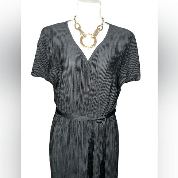 Black Pleated Vneck Dress - Picture 3 of 4